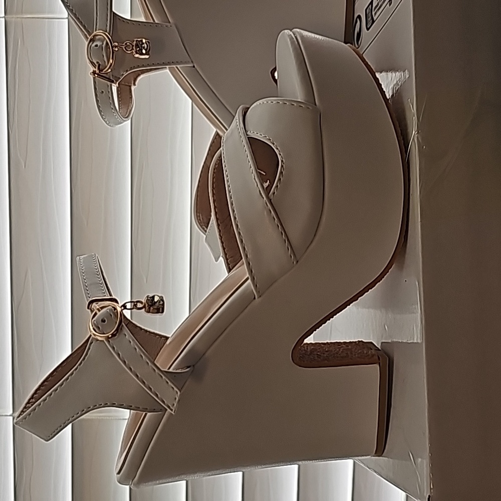 Size Euro 37, U.S.A size 6 1/2! White platform sandals!with ankle diamond charm! - Picture 3 of 6